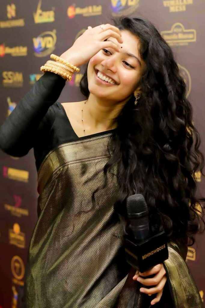 Sai Pallavi black saree look
